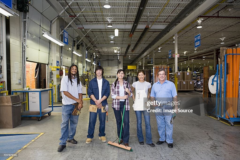 Cinco trabalhadores de fábrica