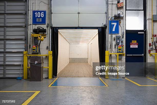 empty loading bay - loading dock 個照片及圖片檔
