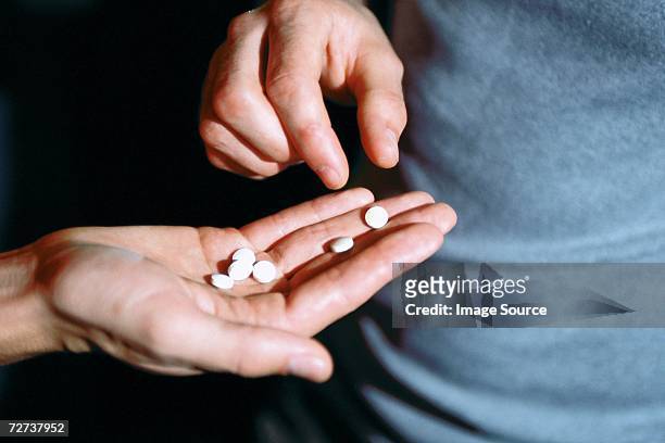 male hand holding recreational drugs - anfetaminas fotografías e imágenes de stock
