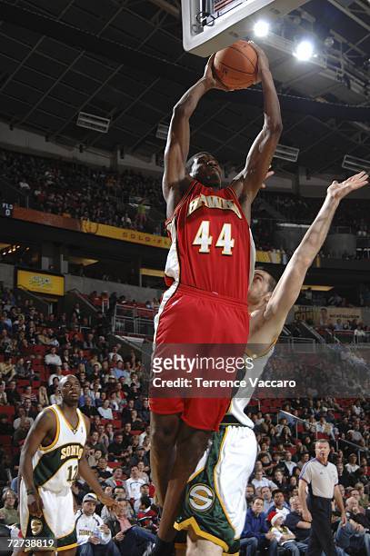 Solomon Jones of the Atlanta Hawks goes to the basket against against Nick Collison of the Seattle SuperSonics December 5, 2006 at the Key Arena in...