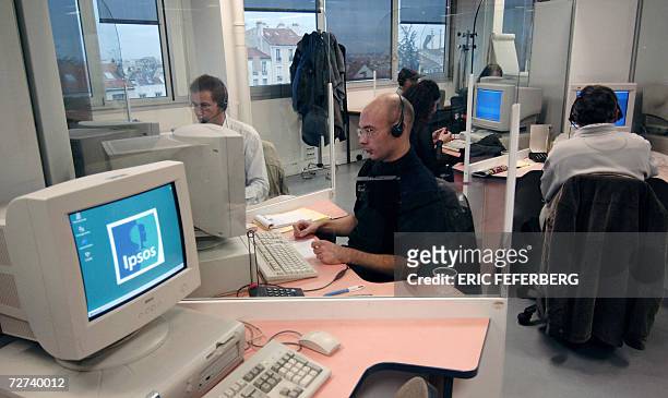 Ivry-sur-Seine, FRANCE: POUR ILLUSTRER LES PAPIERS SUR LES SONDAGES - Des personnes travaillent, le 05 decembre 2006 dans un centre d'appels de...