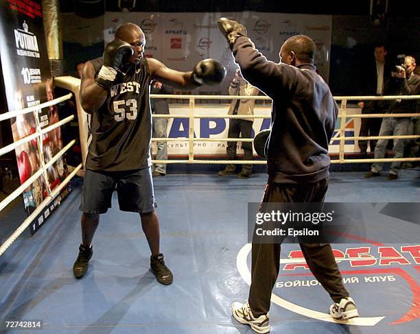 Okhello 18 Super Heavy Weight Boxer Peter Okhello Training Stock Photos, High ...