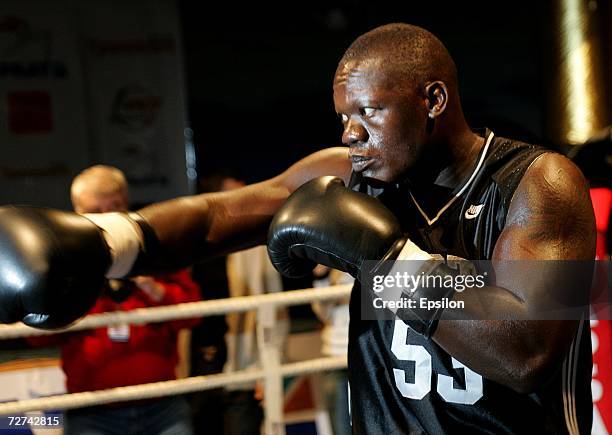 Okhello 18 Super Heavy Weight Boxer Peter Okhello Training Stock Photos, High ...