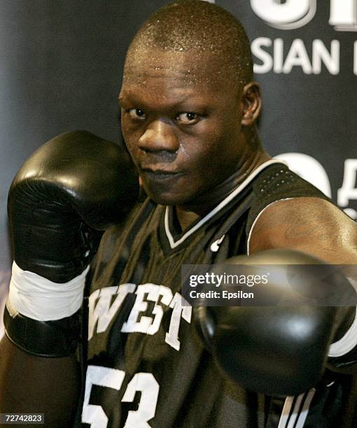 Okhello 18 Super Heavy Weight Boxer Peter Okhello Training Stock Photos, High ...
