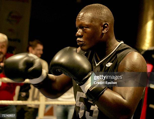 Okhello 18 Super Heavy Weight Boxer Peter Okhello Training Stock Photos, High ...