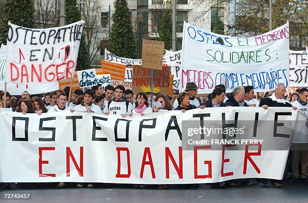 Plusieurs centaines d'osteopathes et etudiants en osteopathie manifestent, le 06 decembre 2006 dans le centre de Nantes, contre "la disparition de...