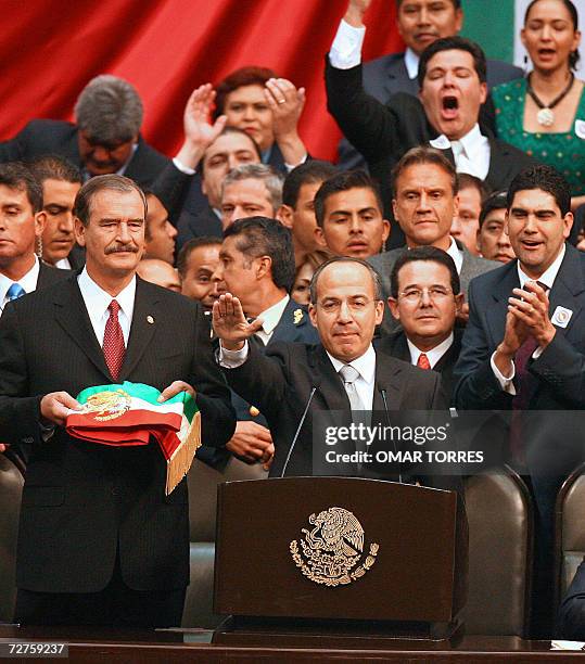 Mexican new President Felipe Calderon takes the constitutional oath, next to outgoing President Vicente Fox 01 December, 2006 at the Congress in...