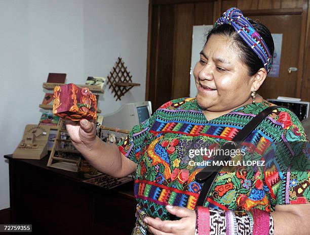 Turrialba, COSTA RICA: La guatemalteca Rigoberta Menchu premio Nobel de la Paz 1992, observa artesanias, el 4 de diciembre de 2006, en el Centro...