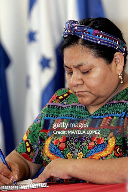 Turrialba, COSTA RICA: La guatemalteca Rigoberta Menchu, Premio Nobel de la Paz 1992, toma notas durante un acto en al Centro Agronomico Tropical de...