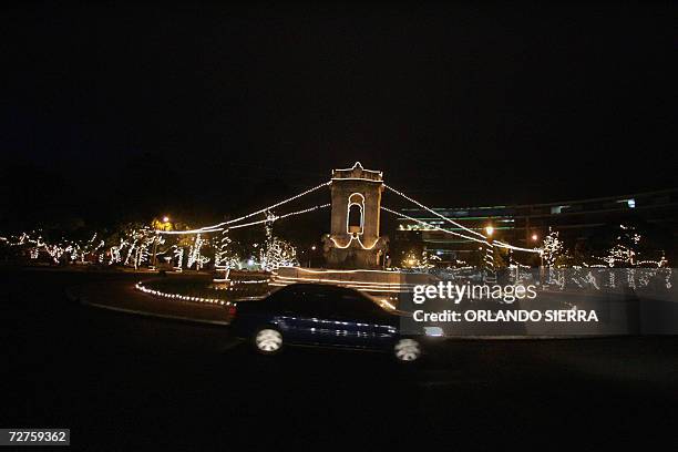 Un vehiculo cruza la Plaza Espana, que luce iluminada, en la Zona 9 de Ciudad de Guatemala, el 04 de diciembre de 2006. Los guatemaltecos se preparan...