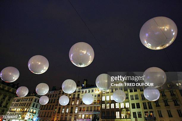 Des boules lumineuses sont installees place des Terreaux, le 07 decembre 2006 a Lyon, lors de la huitieme edition de la Fete des Lumieres, durant...