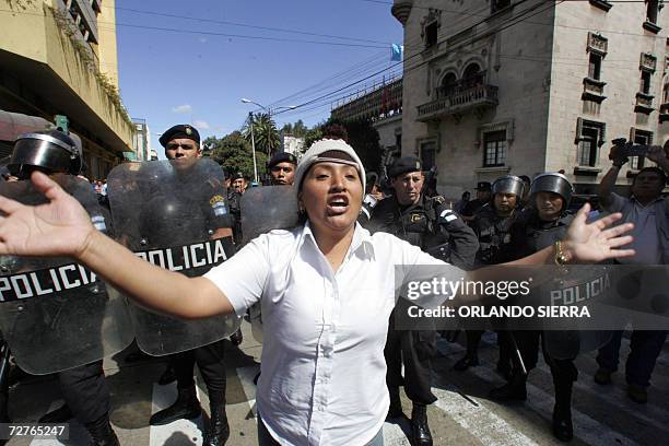 Una comerciante informal protesta por la prohibicion de vender petardos, morteros y cachinflines , en la sexta avenida de Ciudad de Guatemala, el 07...