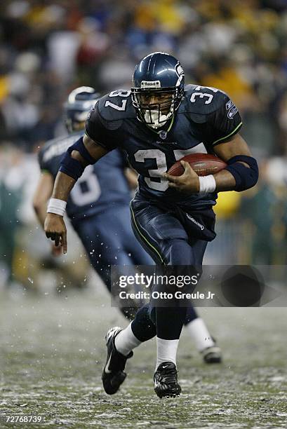 Running back Shaun Alexander of the Seattle Seahawks runs with the ball against the Green Bay Packers on November 27, 2006 at Qwest Field in Seattle,...