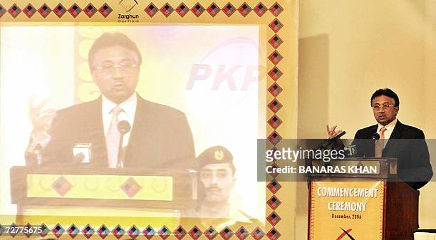 Pakistani President Pervez Musharraf delivers a speech to the gathering after inaugurating the Zarghun Gas Field project in Quetta, 08 December 2006....