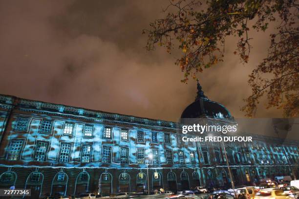 Photo prise le 08 decembre 2006 a Lyon de l'hopital Hotel-Dieu illumine a l'occasion de la 8e Fete des Lumieres. Quatre millions de personnes sont...