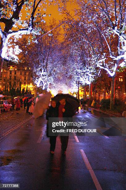 Des personnes se promenent 08 decembre 2006 dans les rues de Lyon illuminees a l'occasion de la 8e Fete des Lumieres. Quatre millions de personnes...