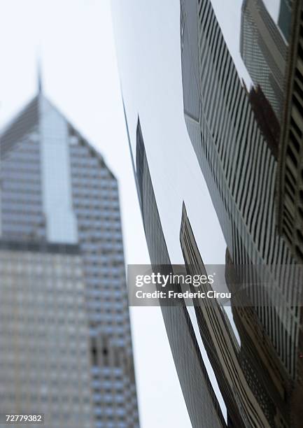 distorted reflection of high-rises, skyscraper in background - articulaciones flexibles fotografías e imágenes de stock