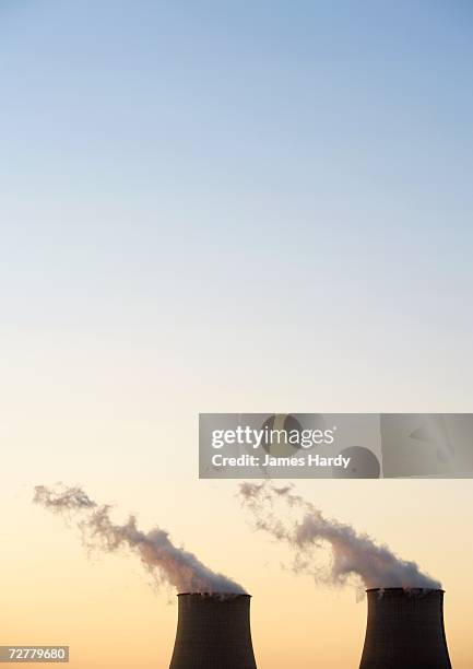 nuclear power plant, nogent-sur-seine, france - cooling tower stockfoto's en -beelden