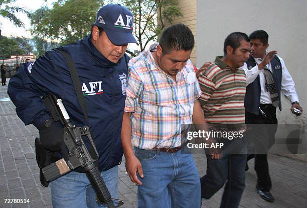 Agentes de la Agencia Federal de Investigaciones de Mexico, detienen en la ciudad mexicana de Oaxaca, a dos policias estatales - no identificados -...