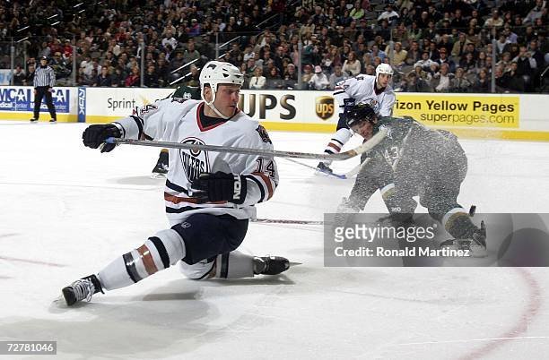 Left wing Raffi Torres of the Edmonton Oilers moves the puck behind him during play against the Dallas Stars in the second period at the American...
