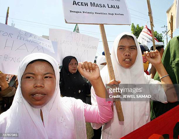 Banda Aceh, INDONESIA: Students shout slogans during a demonstration to mark the International Human Right Day in Banda Aceh, 10 December 2006, a day...