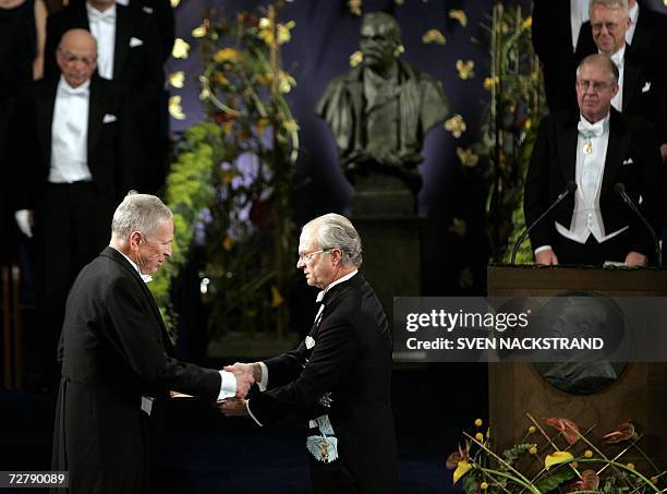 Edmund S. Phelps of the Columbia University New York, NY, USA, receives the The Nobel Prize in Economics 2006 from King Carl XVI Gustaf of Sweden in...