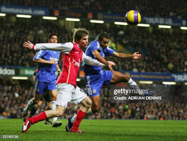 London, UNITED KINGDOM: Arsenal's Alexander Hleb vies for the ball with Chelsea's Ashley Cole during the Premiership football match at Stamford...