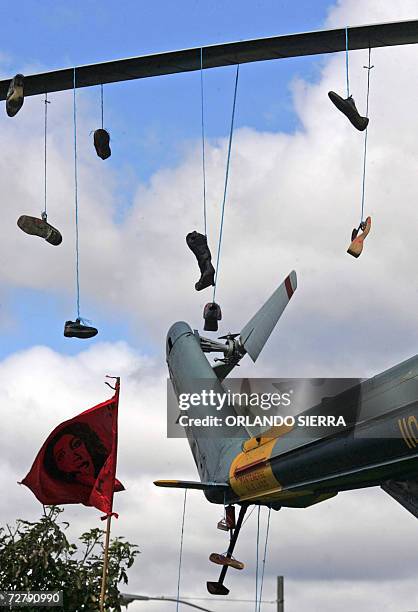 Zapatos simbolizando las victimas de la pasada guerra interna cuelgan de un helicoptero de la Fuerza Aerea Guatemalteca en Ciudad de Guatemala, el 10...