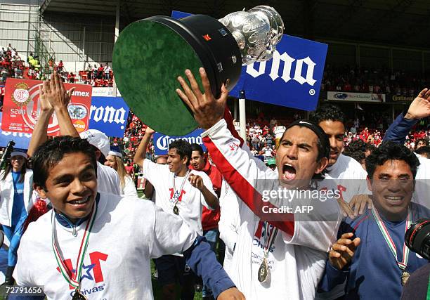 Alberto Medina de Chivas de Guadalajara carga el trofeo del Torneo Apertura 2006 del futbol mexicano, en Toluca, Estado de Mexico, el 10 de diciembre...