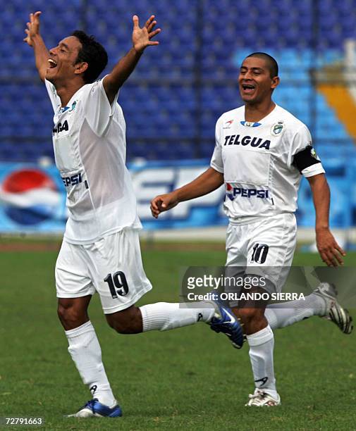 El hondureno Elvis Danilo Turcios celebra con Hector Saul de Mata el pase a la final del Torneo Apertura-2006 al vencer 3-1 a Jalapa en el estadio...