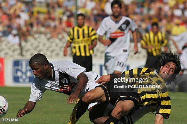 El colombiano Hamilton Ricard de Danubio disputa la pelota con Maximiliano Bajter de Penarol en el Estadio Centenario de Montevideo el 10 de...