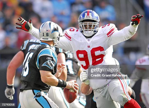 Barry Cofield of the New York Giants pressures quarterback Chris Weinke of the Carolina Panthers during an NFL game on December 10 at Bank of America...