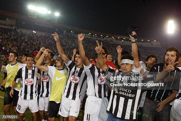 Los jugadores de Libertad, celebran tras vencer a Cerro Porteno en la final del campeonato absoluto 2006 por dos a uno, el 10 de diciembre de 2006 en...