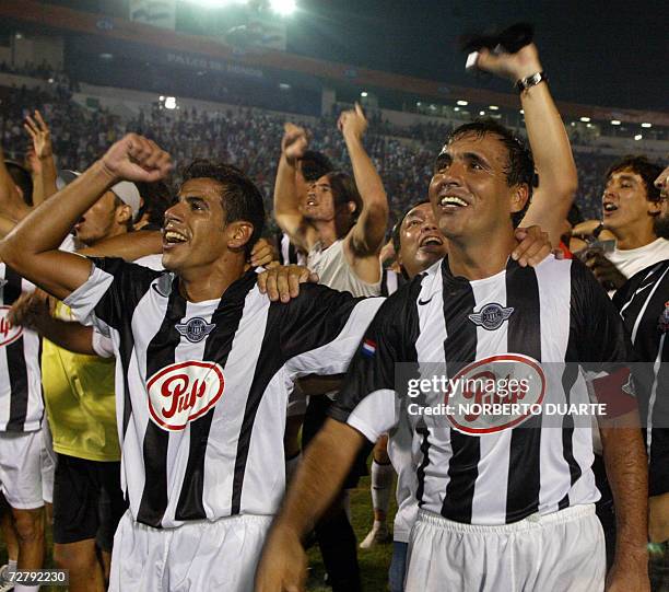 Pedro Saravia y Carlos Bonet, de Libertad, celebran tras vencer a Cerro Porteno en la final del campeonato absoluto 2006 por dos a uno, el 10 de...