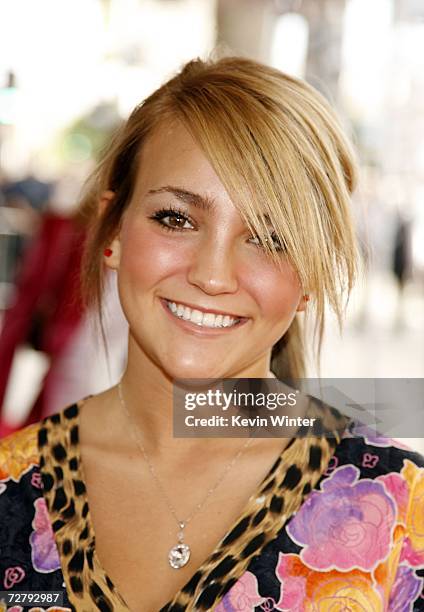 Actress Jamie Lynn Spears arrives at the Los Angeles premiere of Paramount's Charlotte's Web at the ArcLight Theatre December 10, 2006 in Los...