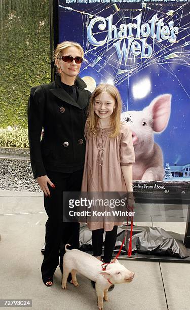 Actors Julia Roberts and Dakota Fanning pose with Wilbur the pig at the Los Angeles premiere of Paramount's Charlotte's Web at the ArcLight Theatre...