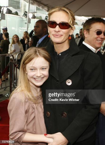 Actors Julia Roberts and Dakota Fanning pose at the Los Angeles premiere of Paramount's Charlotte's Web at the ArcLight Theatre December 10, 2006 in...