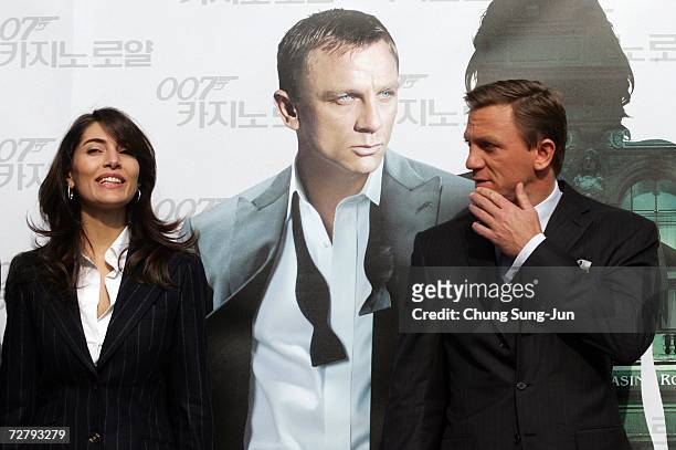 Actors Caterina Murino and Daniel Craig attend the premiere of ''Casino Royale'' at the Shilla Hotel on December 11, 2006 in Seoul, South Korea.
