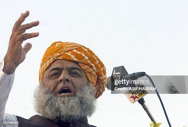 Leader of Pakistan's six-party religious alliance the Muttahida Majlis-e-Amal Maulana Fazal-ur-Rehman addresses a rally in Karachi, 10 December 2006....