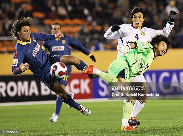 Goalkeeper Kwoun Sun-Tae of Jeonbuk Hyundai Motors and Claudio Lopez of Club America battle for the ball during the FIFA Club World Cup Japan 2006...