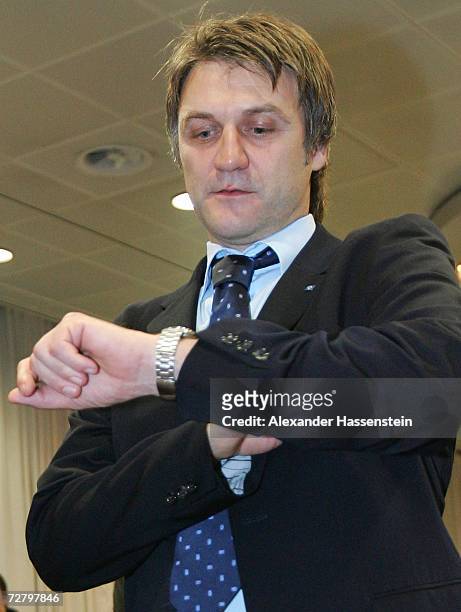 Dietmar Beiersdorfer, Sporting manager of Hamburger SV, checks the time during the general meeting of Hamburger SV at the Congress Center on December...