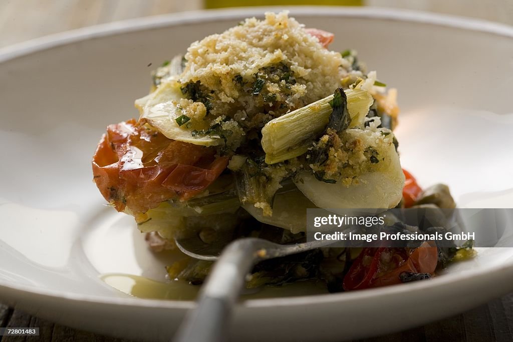 Vegetable bake with potatoes, tomatoes, leeks and capers