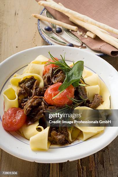 ribbon pasta with braised oxtail, tomatoes, grissini - osso bucco stock-fotos und bilder