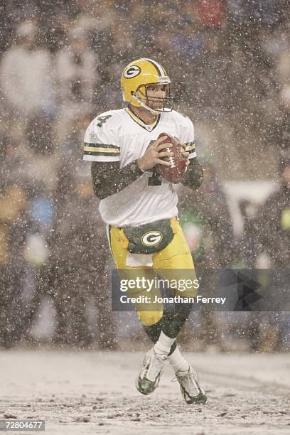 Quarterback Brett Favre of the Green Bay Packers drops back to pass against the Seattle Seahawks on November 27, 2006 at Qwest Field in Seattle,...