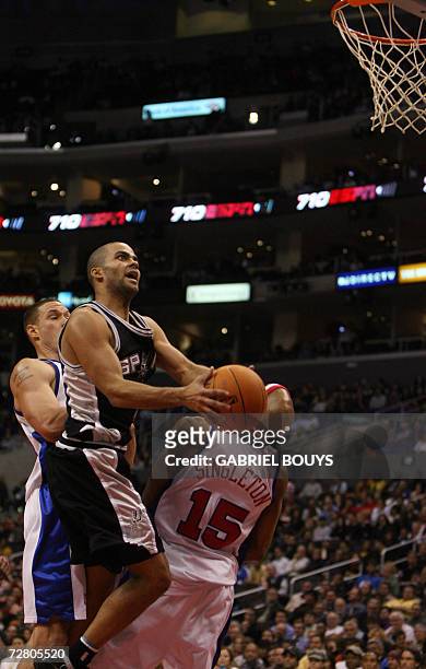 Los Angeles, UNITED STATES: San Antonio Spurs' guard Tony Parker of France scores under pressure from Los Angeles Clippers' Aaron Williams and James...
