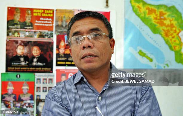 Banda Aceh, INDONESIA: Irwandi Yusuf, the former spokesman of the Free Aceh Movement and a Governor candidate, talks with journalists while standing...