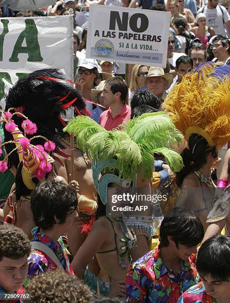 Buenos Aires, ARGENTINA: Ciudadanos de Gualeguaychu vistiendo atuendos carnavaleros se manifiestan en la Plaza de Mayo frente a la Casa de Gobierno...