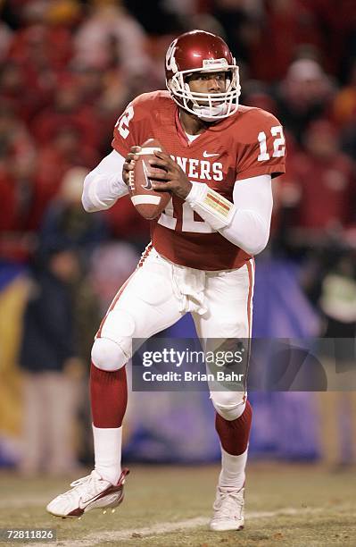 Quarterback Paul Thompson of the Oklahoma Sooners looks to pass the ball against the Nebraska Cornhuskers during the 2006 Dr. Pepper Big 12...