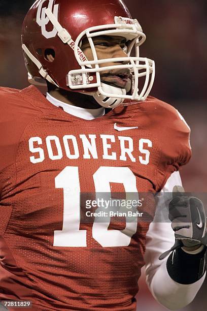Cortney Carter of the Oklahoma Sooners jogs off the field against the Nebraska Cornhuskers during the 2006 Dr. Pepper Big 12 Championship on December...