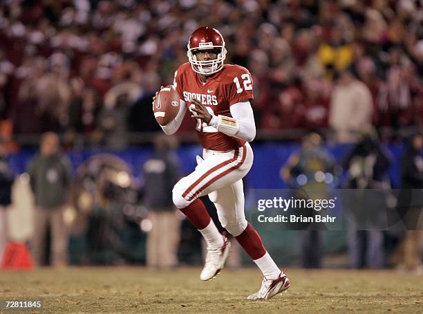 Quarterback Paul Thompson of the Oklahoma Sooners looks to pass downfield against the Nebraska Cornhuskers during the 2006 Dr. Pepper Big 12...